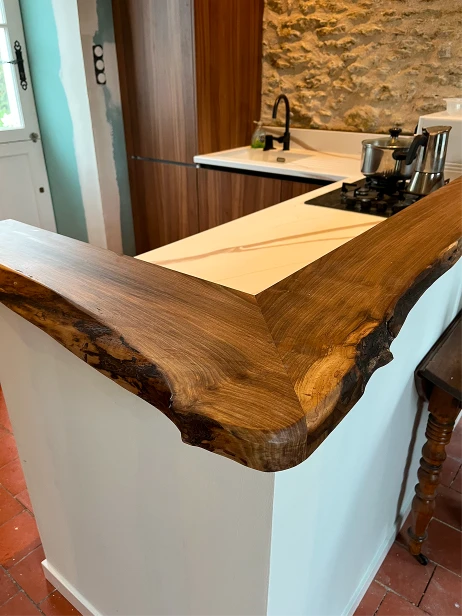 Aménagement d'une cuisine sur mesure avec comptoir en bois