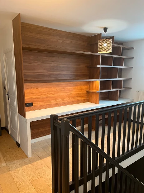 Agencement bibliothèque en bois sur mesure