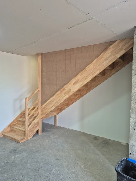 Création d'un escalier en bois avec cloison