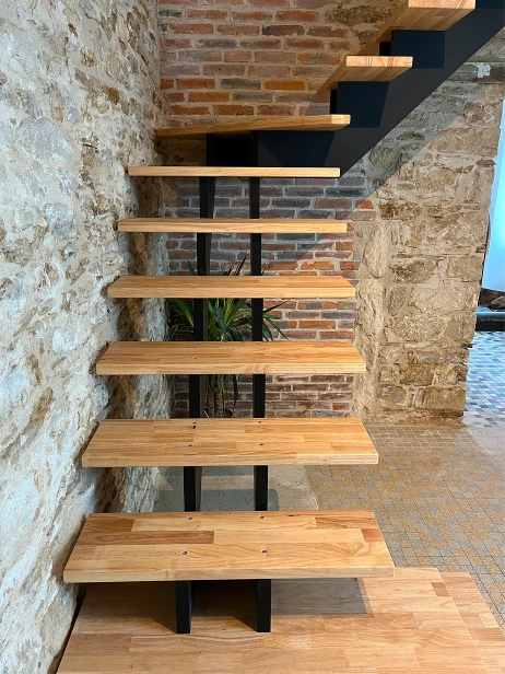 Escalier rénové moderne avec bois et fer forgé