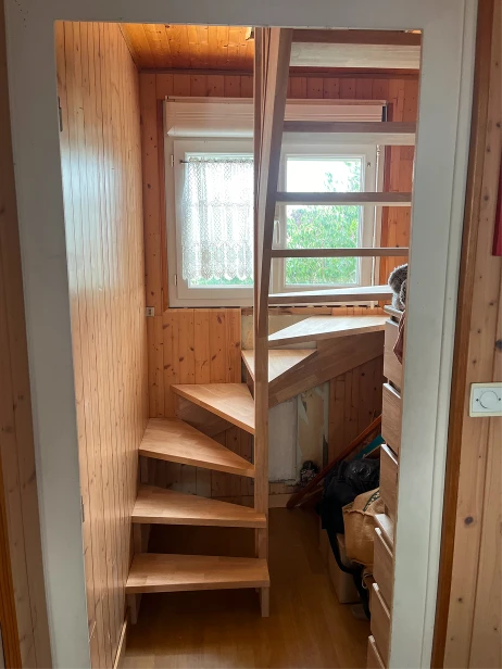 Création d'un escalier en bois sur mesure dans un petit espace