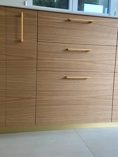 Meuble de cuisine en bois avec poignées dorées