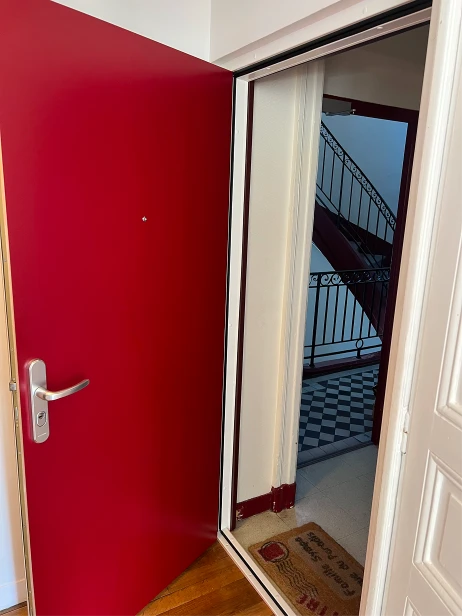 Porte d'appartement en PVC rouge