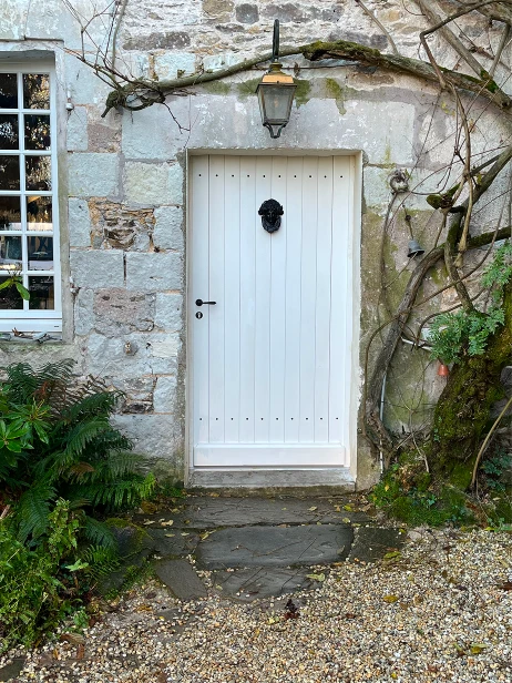 Porte d'entrée blanche en bois