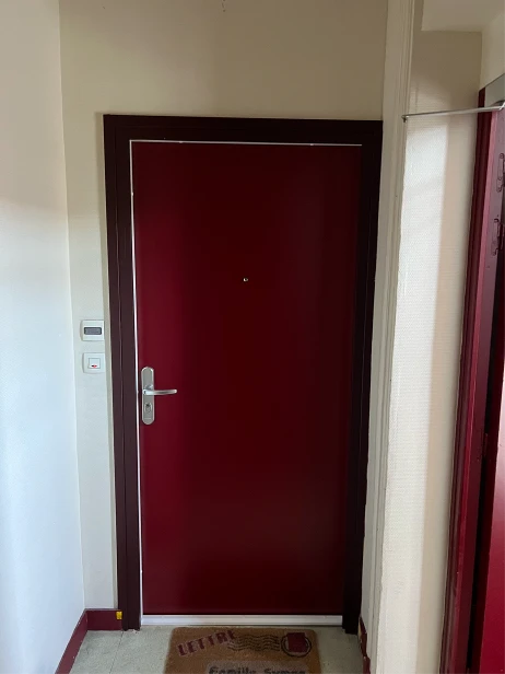 Porte de palier d'appartement rouge en pvc