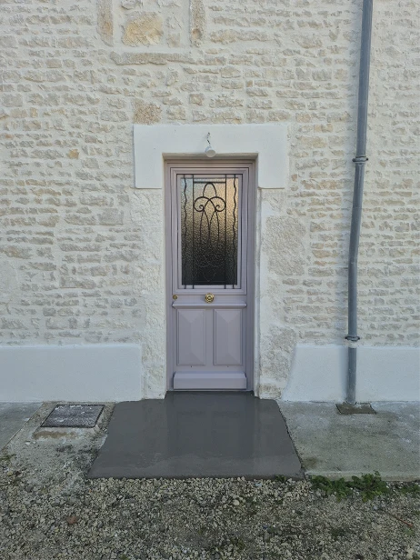 Porte d'entrée rénovée en bois violet avec fer et vitre