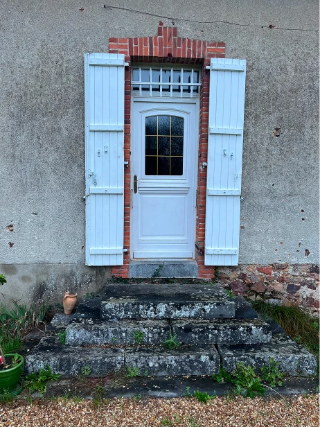 Création d'une porte blanche en bois avec volets