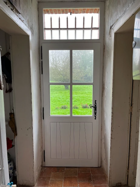 Création d'une porte d'entrée menuiserie