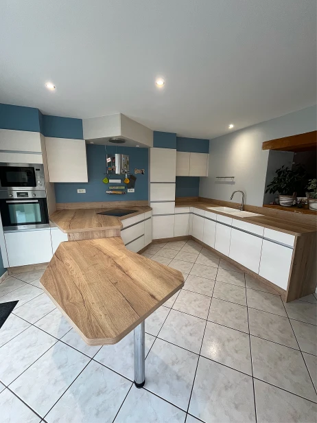 Cuisine après avec plan de travail en bois